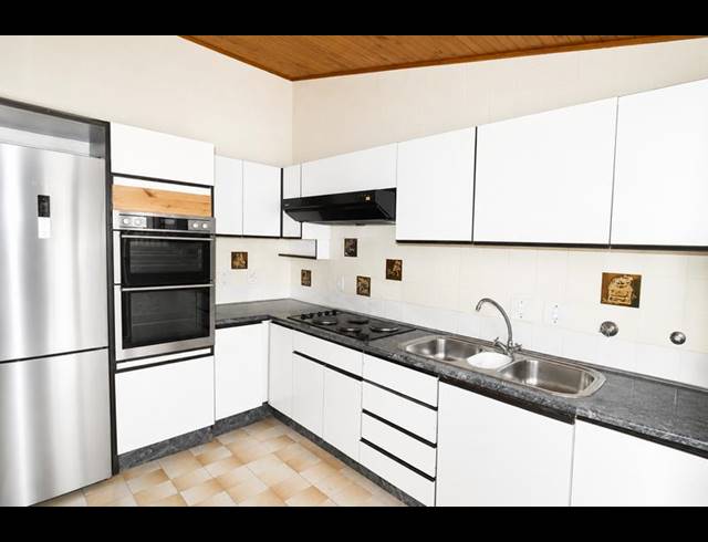 2 BEDROOM TOWNHOUSE FOR SALE IN HYDE PARK